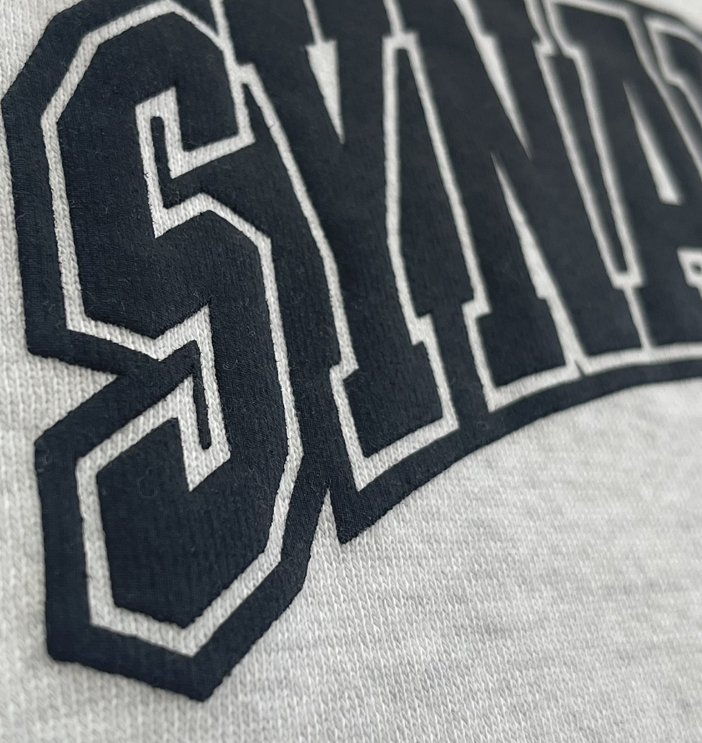 SYNA WORLD COLLEGE CREW SWEATER (GREY)
